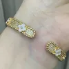 Bracciale caleidoscopio di lusso con micro-zircone pieno di diamanti umani ricchi di fiori leggeri placcato in oro 18 carati con quadrifoglio pieno di diamanti per donna