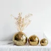 Vaser metall gyllene boll keramisk elektroplätering mässingselektroplat guld nordisk vas hem dekoration ornament hantverk blommor gåva