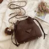 Venta al por mayor Marca al por menor Bolsos de moda Nueva moda Bolso pequeño Cadena para mujer Popular Primavera Crossbody Único y hermoso Estilo Wtern Cubo