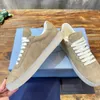 Designer Downtown Wielschoenen Driehoek Metalen Suede Sneakers Wielschoenen Vrouwen Britse Stijl Retro Klassieke Casual Schoenen Hoge Kwaliteit Maat 35-40