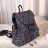 2024 Aynı sırt çantası elmas şeklindeki erkek ve kadınlara sahip yeni yıldız moda buzlu renk değişikliği bilgisayar seyahat çantası geometrik