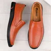 Sapatos casuais de couro masculino marca 2024 homem deslizamento em mocassins formais masculinos moda preto condução apartamentos