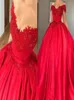 Robe de bal rouge modeste à épaules dénudées, robes de Quinceanera avec des appliques perlées, corset en satin, robes de bal à lacets, robes de seize douces m503927124