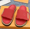 Pool kudde platt komfort mule platta konfort pool kudde mule sandal blå denim män kvinnor sandaler designer sandaler tofflor strand bokstav sandal