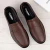 Sapatos casuais de couro masculino marca 2024 homem deslizamento em mocassins formais masculinos moda preto condução apartamentos