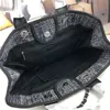 Tasche aperte casual alla moda in stile francese Borse con lettere ricamate stilista estate spiaggia borse di grande capacità borse da donna borse a tracolla con catene di tela