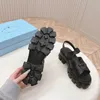 Köpük Kauçuk Sandallar Roma Tasarımcı Sandal Favori Sandale Düz Plaj Platformu Topuklar Kadın Ayakkabı Gladyatör Konforu Gerçek Deri Üçgen Çapraz Kayış