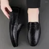 Chaussures décontractées mocassins en cuir véritable pour hommes, légers à enfiler, faits à la main, pour hommes d'affaires, 2024