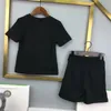 Sommer-Set aus kurzärmeligem Sommer-T-Shirt und Shorts für Kinder und Jungen mit einer trendigen koreanischen Version für Mädchen. Zweiteiliges Set für große Kinder im dünnen Stil