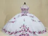 2022 Elegant lila mönstrade blommor Vit bollklänning Quinceanera klänningar Halter Keyhole Neck Back Pärled Tulle Long Sweet 15 16 CH6056664