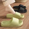 Slippers nuage pour hommes Sandales de plage d'été Femmes épaisses semelles Solet salle de salle de bain pantoufle non glissa les talliers homme tongs chaussures ultra-légères H240325