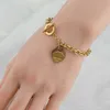 Designer Heart Armelets smycken Högkvalitativ 18K Guldpläterad kärleksgåva Smycken för kvinnor Nytt rostfritt stål Non Fade Armband grossist