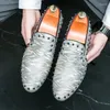 Buty zwykłe 2024 Złote mokasyny męskie Modne i luksusowe pełne nity płaskie