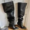 Stövlar Knee High Pointed Toe High Heel Motorcykelstövlar Vinteroskor Middle Boot Chelsea stövlar 2023 Nya kvinnors gotiska oprintless Zapatos Q240321