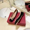 Sapatos de dança de couro patente mulheres rebite ballet apartamentos rasos calçados femininos moda borboleta-nó senhoras lolita sapatos dedo do pé redondo slides bailarina de cetim com caixa
