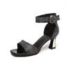 Klänningskor 2024 Sandaler Square Toe High Heels Rensa högklackade mångfärgade öppna komfortblock Girls Rom Buckle Strap Pumps Mix