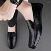 Chaussures décontractées mocassins en cuir véritable pour hommes, légers à enfiler, faits à la main, pour hommes d'affaires, 2024