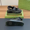 2024 Made in Italy Nieuwe DAMES SANDAAL MET DUBBELE Platte sandalen met klittenband Lichtblauwe en ivoorkleurige denim rubberen zolen met grosgrain afwerking Boxmaat 35-42