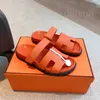 Chypre sandaler kvinnor designer glider chypree tofflor päls shearling läder canvas glida fuzzy plysch toffel röd lyx kvinnor sommar vinter sandal skor