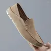 Casual skor som säljer mäns mocka Europa Amerika bekväma loafers utomhus platt mångsidig gratis leverans