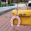 At nalı anahtarlık kolye tasarımcısı kadınlar gündelik çanta kolye çantası erkek araba anahtar zincirleri dekorasyon u şekilli anahtar zincirler süsleme trendy cazibe widget aksesuarlar