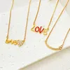 Pendentif Colliers Light Luxe Brillant Zircon Lettre Collier d'amour pour les femmes Design créatif Rétro Bijoux en métal en forme de coeur