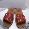 2024 Nieuwe designer slippers Woody Flat Mule De Maisons O-signatuur siert de binnenzool en maakt deze flat tot een zomerse Essentia damespantoffels