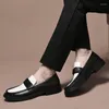 Scarpe casual da uomo classiche di alta qualità per la cerimonia nuziale Uomini alla moda in vera pelle Coiffeur 2024 All-match Vintage maschile