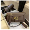 Shoulder Bag Designer Best-selling Brand High End Handbag for Women in New Trendy and Versatile French Underarm Single Shoulder Crossbody Stick Wine God