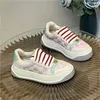 Scarpe da pane sporco con suola spessa in vera pelle Guangzhou per le donne nella primavera del 2024 Altezza crescente Internet Celebrity Fashion Tendenza casual