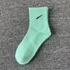 Chaussettes de créateurs pour hommes et femmes cinq marques de chaussettes de sport de luxe Chaussette d'hiver en coton tricoté avec des boîtes Chaussettes de sport respirantes en pur coton pour hommes et femmes R7