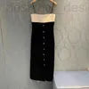 Vestidos casuais básicos marca de grife Miu vestido de cor contrastante com decote reto efeito emagrecedor saia longa temperamento socialite, fundo de veludo