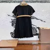 新しいデザイナーキッズの女の子のドレスベルトプリンセスドレスサイズ110-160 cm刺繍ロゴチャイルドフロック24マール