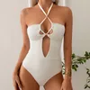 Kvinnors badkläder Solid Color White One Piece Swimsuit Kvinnor Hög midja Hålig ut Suspender Backless Bikini Summer Beach Bathing Suit