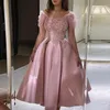 Exquisites, perlenbesetztes rosa Abendkleid aus Saudi-Arabien, knöchellange Abendkleider, elegante kurze Partykleider aus Dubai mit drapiertem Umhang