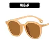 2 PCs Designer de luxo da moda Black Frame Tan Glasses Sunglasses Womens 2022 Novo verão Coreano Proof Smlin Sunglasses Tiktok Net Red Mesmo