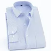 Mens Classic StandardFit LongSleeve Dress Shirt med kontrastknappen Packet Striped Twill Formal Business Basic Shirts 240321