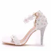 Kristal kraliçe dantel düğün ayakkabıları ince yüksek topuklu beyaz gelin açık ayak parmağı sandalet yaz kayış ayak bileği seksi parti elbisesi 240318