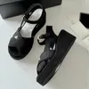 Projektowanie sandałów damskich platformy klinowe na pięcie Sandały krzyżowe zamsz kostki regulowane klamry sandały sandały na obcasie czarne czerwone różowe buty