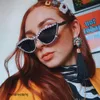 2 datorer Fashion Luxury Designer Instagrams Populära Cat Eye Studded Diamond Solglasögon 2023 Nya kvinnors solglasögon Fashionabla och trendiga solglasögon