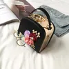Сумки на ремне, модная женская сумка с металлическим зажимом, маленькая квадратная сумка с цветком для ужина, диагональ 822