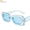 Solglasögon Nya retro rektangulära solglasögon för kvinnors märke retro kattögon små ram solglasögon för kvinnors reser lyxglasögon UV400 glas J240322