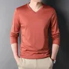 Toppklass Fashion Märke V Neck Solid Color Plain Soft 100 % Cotton T Shirt Men Long Sleeve Tops Casual Herrkläder 240309