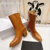 Stövlar 2022 Nya toppkvalitetskvinnor Stövlar äkta läder med chunky klackar drar på retro bruna midcalf stövlar designer skor