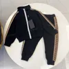 キッズ服セットカジュアルスポーツブラックスーツ長袖ジッパーパーカー衣装子供の男の子の女の子ファッショントップ+スウェットパンツのための綿
