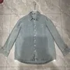 Blusas femininas Camisas Designer Primavera Novo Estilo Temperamento Envelhecimento Estilo Menina Flip Collar Denim Camisa Triângulo Ferro Etiqueta Bordada Camisa Casaco 6FTW