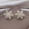 Orecchini a bottone Design coreano Gioielli di moda Placcato oro 14 carati Rame intarsiato Zircone Fiocco di neve Accessori per feste da ballo di lusso per donna