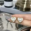 Orecchini pendenti con catena di perle placcate in argento Boutique Studio con orecchio a cuore bianco Gioielli di design di lusso Orecchini regalo in stile nuovo amore primaverile