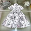 Varumärkesdesigner Kids kläder flickor klänningar fjärilsblomma tryck barn kjol spets prinsessa klänning storlek 90-150 cm baby frock 24mar