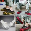 Nya sandaler målade Claw Golden Dragon Eva Hole Shoes Thick Sole Sandals Summer Beach Men's Shoes Toe Wrap Breattable Tisters Gai 40-45